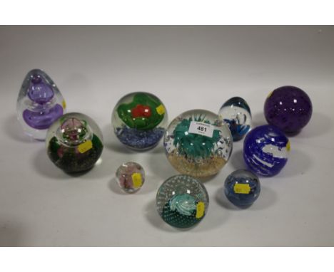 A COLLECTION OF GLASS PAPERWEIGHTS TO INCLUDE CAITHNESS (10) 