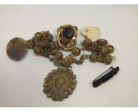 A BAG OF VINTAGE JEWELLERY TO INCLUDE A VICTORIAN STYLE BROOCH