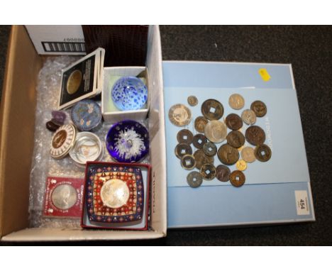 A BOX OF ASSORTED COLLECTABLES TO INCLUDE A CAITHNESS PAPERWEIGHT, COINS ETC