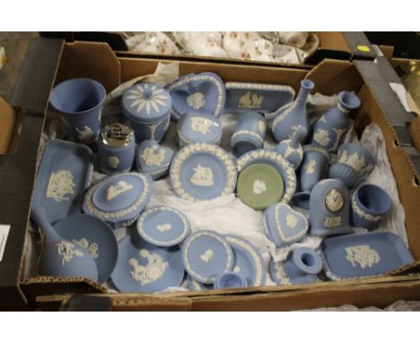 A TRAY OF BLUE AND WHITE WEDGWOOD JASPERWARE TO INCLUDE A TABLE LIGHTER, CLOCK ETC. 