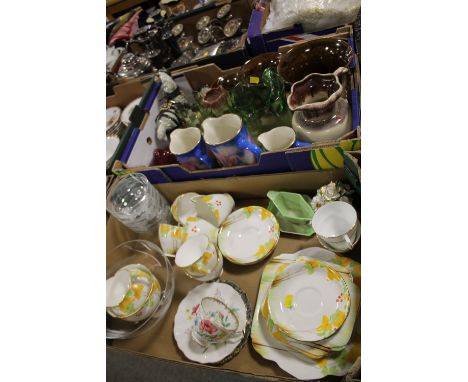 TWO TRAYS OF ASSORTED CHINA, CERAMICS AND GLASSWARE TO INCLUDE VINTAGE GRAFTON CHINA, A SET OF THREE GRADUATED JUGS ETC. 