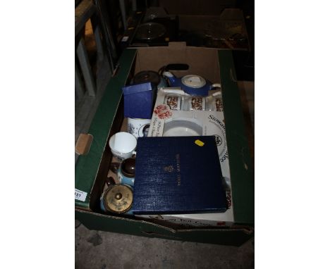 A TRAY OF ASSORTED CHINA AND CERAMICS TO INCLUDE ROYAL WORCESTER