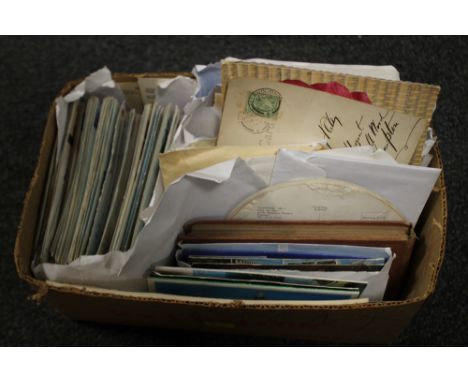 A COLLECTION OF VINTAGE AND MODERN POSTCARDS