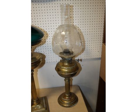 A VINTAGE BRASS OIL LAMP WITH SUN BURNER AND ETCHED CLEAR GLASS SHADE