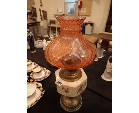 Victorian brass and ceramic oil lamp with cranberry glass shade H: 55 cm 