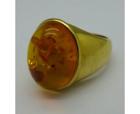 An 18ct gold and amber ring, 7g, N