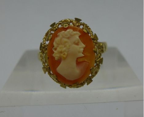 A 9ct gold cameo ring, 2.2g, M