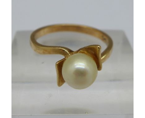 A 9ct gold and pearl ring, 2.7g, O