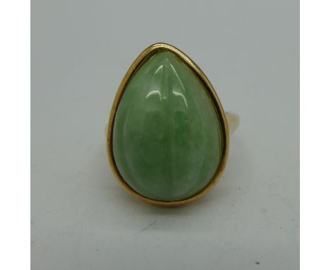 A 9ct gold and jade ring, 4.1g, O