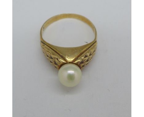 A 9ct gold and pearl ring, 5.5g, M