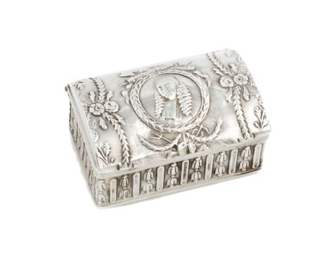 



A DUTCH SILVER SNUFF BOX 
Marked for Dirk Goedhart, Amsterdam, 1793 
The hinged domed lid embossed with a portrait medall