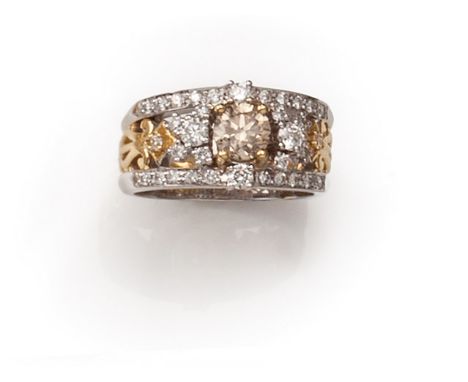 


AN 18K TWO COLOUR GOLD, CHAMPAGNE DIAMOND AND DIAMOND BAND RING 
21st Century 
Centered by a champagne coloured circular-c