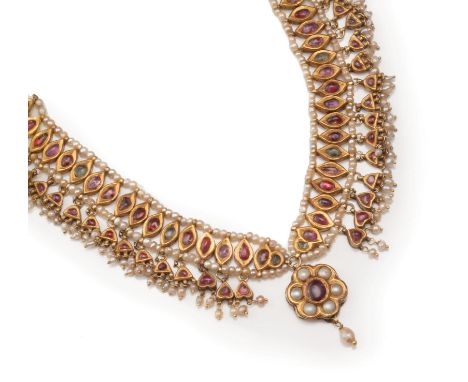 


AN INDIAN GOLD, RUBY AND EMERALD NECKLACE 
20th Century 
In Moghul style, set with cabochon-cut rubies and emeralds, anked