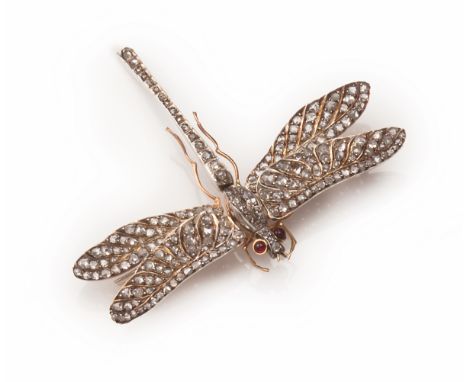 


AN ANTIQUE GOLD AND PLATINUM DRAGONFLY BROOCH/ HAIR PIN, BELLE EPOQUE 
Circa 1890 
The gold dragonfly with exible wings se