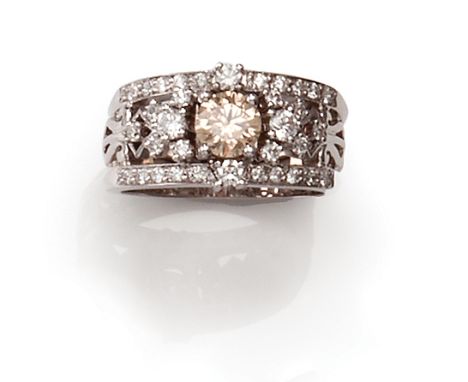 


AN 18K WHITE GOLD, CHAMPAGNE DIAMOND AND DIAMOND BAND RING 
21st Century 
Centered by a champagne coloured circular-cut di