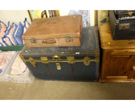 A travelling trunk and a suitcase 