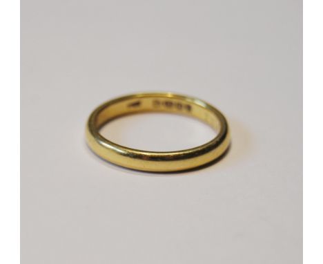 18ct gold band ring, size N, 3.5g. 