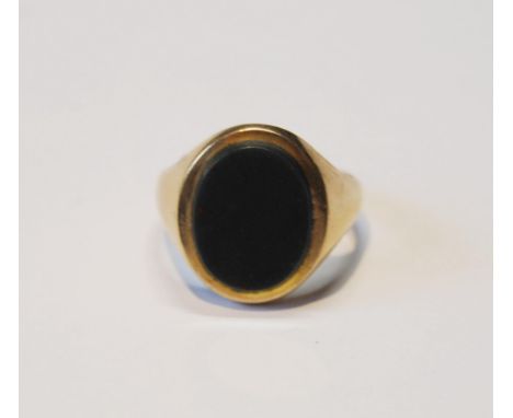 Bloodstone signet ring in 9ct gold, size Q, 4.9g gross. 