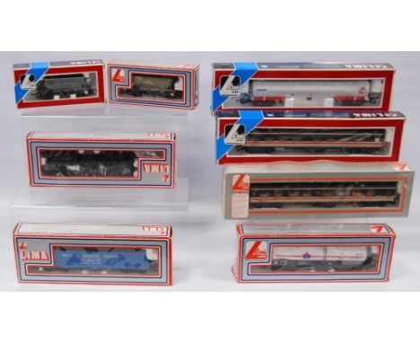 Group of Lima OO gauge coaches and tenders to include 30 5326, 305647W, 302913W, 305659W, 305663W, 305639W, 605668, and anoth