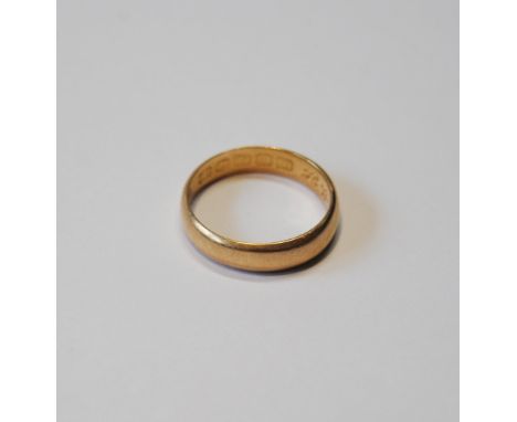 18ct gold band ring, size L, 3.8g. 