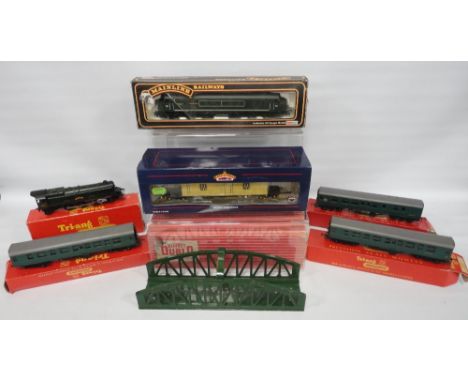 Hornby Dublo 5015 green-painted girder bridge, four Tri-ang Railways OO gauge scales models to include R.220 ST Main Line Bra