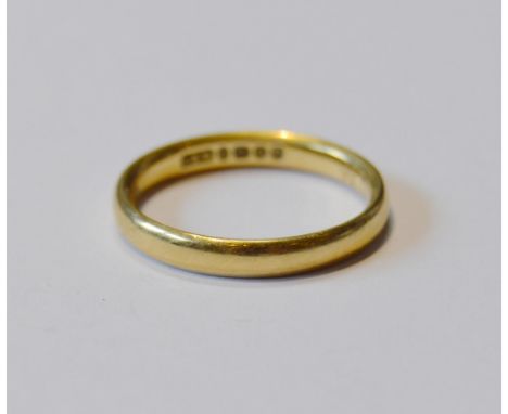 18ct gold band ring, size N, 3.4g. 