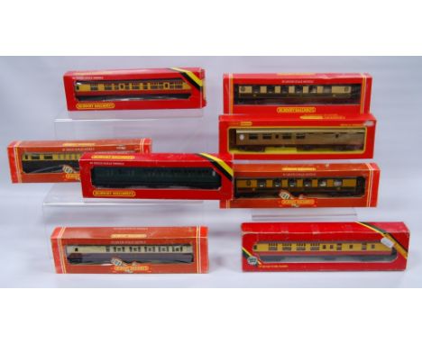 Group of Hornby OO gauge scale models to include R.929 BR coach brake second, R.430 57 brake 3rd, R223 Pullman 1st class parl