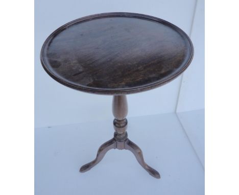 Georgian mahogany wine table with saucer top, on turned baluster column and shaped tripod supports, 77cm high and 41cm wide. 