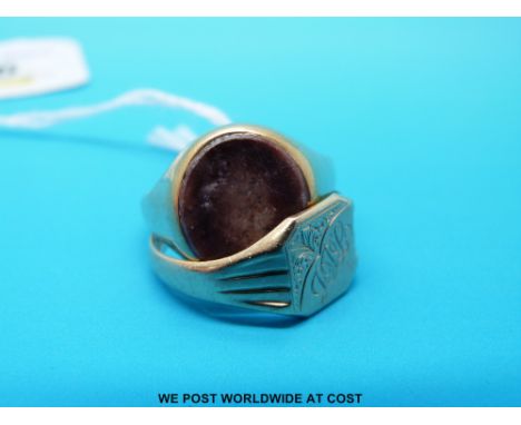 Two 9ct gold signet rings, one set with agate, sizes R & S/T (8.4g) 