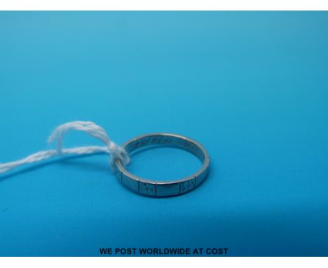 A platinum wedding band, Size J/K (3.2g)  