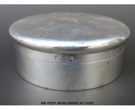 A Victorian hallmarked silver trinket box with screw lid and gilt interior, diameter 9.5cm, London 1898, maker Dimmer Brother