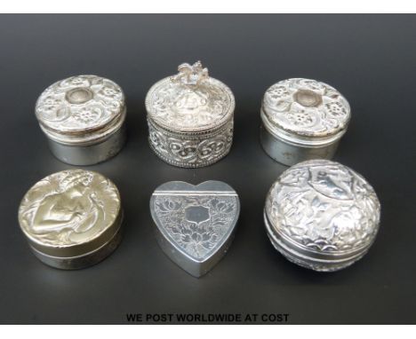A pair of hallmarked silver trinket pots with Art Nouveau embossed decoration, diameter 4.5cm, Birmingham 1903, 60g together 
