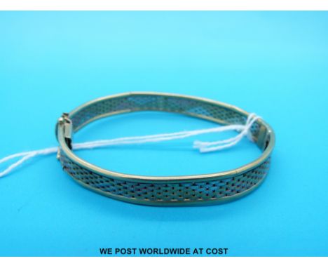 A 9ct gold tricolour bangle (13.9g)