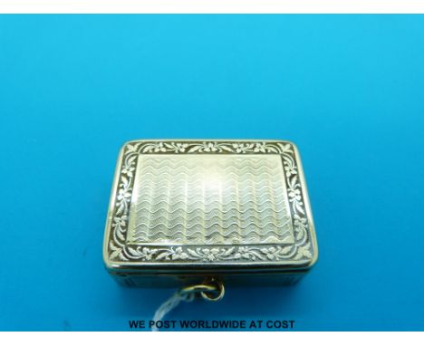 An 18ct gold snuff box, Birmingham assay mark and maker SML with engine turned design and foliate border (31.5g)