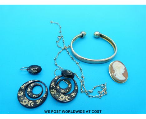 A yellow metal bangle, a cameo in 18ct gold surround, 9ct gold necklace and tortoiseshell and gold inlaid earrings 
PLEASE AN