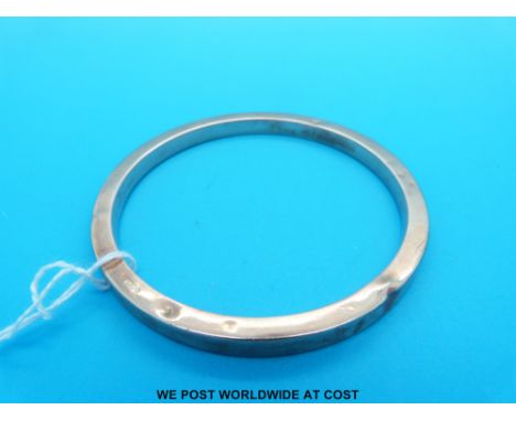A 9ct rose gold Chester hallmarked flapper bangle (14.2g) 