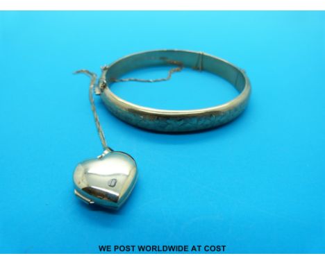 A hallmarked 9ct gold bangle and a 9ct gold heart locket and chain (14.4g)