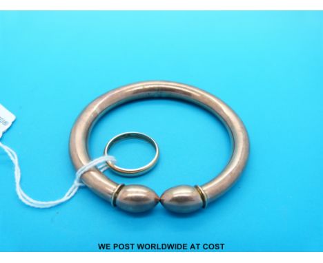 A 14ct gold wedding band and a bangle 