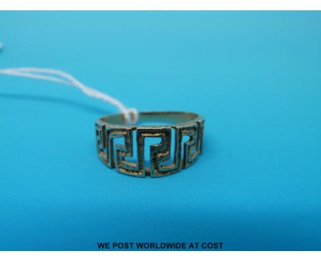 A 14ct gold ring in Greek Key design, size R (2.8g)