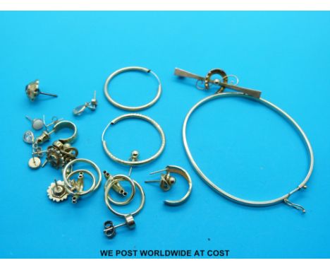 A 9ct gold bangle, yellow metal brooch in the form of a horseshoe, yellow metal and 9ct gold earrings (15.2g)