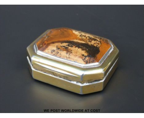 A Georgian hallmarked silver gilt snuff box with agate to lid, length 6cm, London 1807 maker Thomas Phipps & Edward Robinson