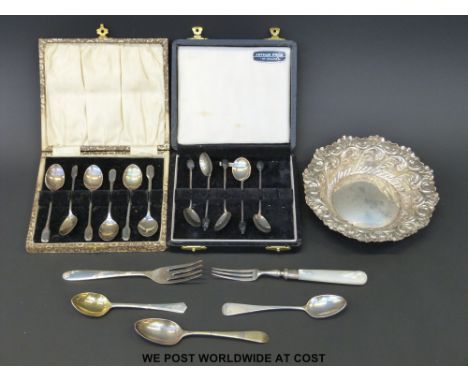 A hallmarked silver repoussé dish, diameter 14cm together with a cased set of six hallmarked silver spoons, five silver coffe