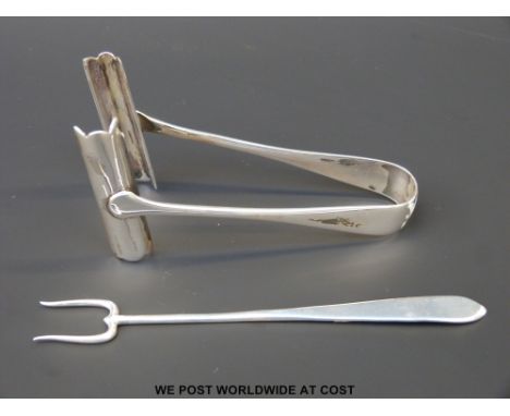 A pair of hallmarked silver asparagus tongs, Sheffield 1912 and a date fork in the form of a pitchfork, B'ham 1917 (36g) 