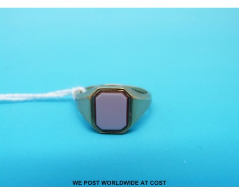 A gentleman's 9ct gold ring set with lilac hardstone, size R (5.3g)