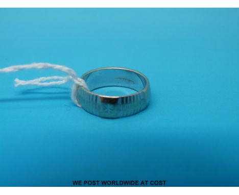 An 18ct white gold wedding ring with cut out decoration, size K/L (5.2g) 