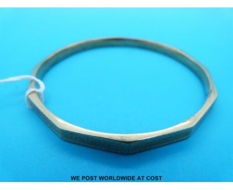 A 1920's 9ct gold flapper bangle with Greek key design (19g)
