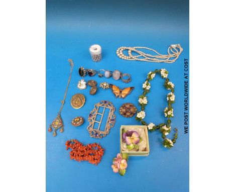 A collection of jewellery to include silver rings, coral necklace, glass necklace, micro mosaic necklace and an early brooch 