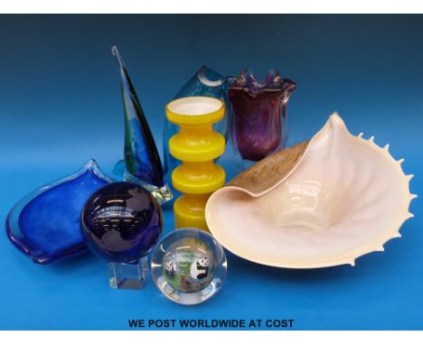 Eight pieces of coloured glass some Murano style, a large dish in the form of a shell, reverse painted ball, rotating etched 