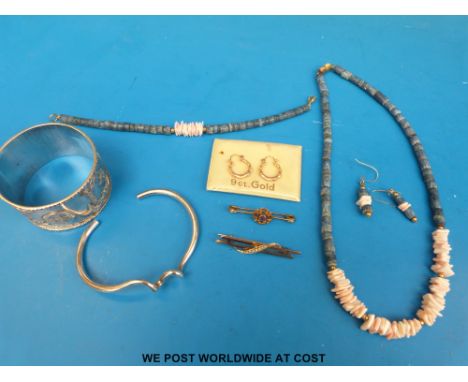 A Chinese white metal napkin ring, silver bangle, two 9ct gold brooches, a coral necklace etc 