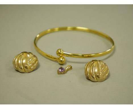 THREE ITEMS OF JEWELLERY, to include a pair of ear clips of circular outline with embossed tapered detail, with 9ct hallmark,